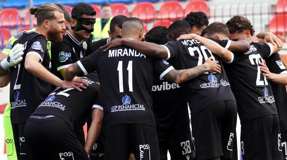 Οι ποδοσφαιριστές της Καλαμάτας πανηγυρίζουν τη νίκη και την ιστορική άνοδο στη Super League μέσα στη Νέα Σμύρν