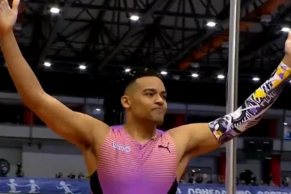 Ο Εμμανουήλ Καραλής πανηγυρίζει με υψωμένα τα χέρια την πρωτιά του στο μίτινγκ επί κοντώ στη Ρουέν