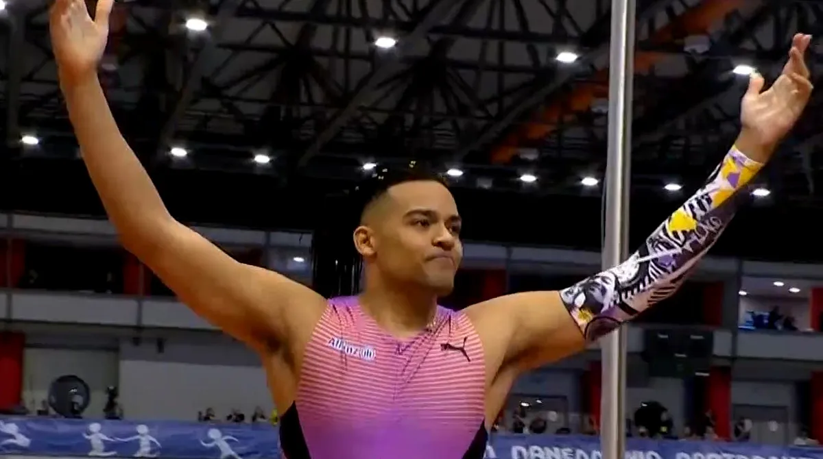 Ο Εμμανουήλ Καραλής πανηγυρίζει με υψωμένα τα χέρια την πρωτιά του στο μίτινγκ επί κοντώ στη Ρουέν