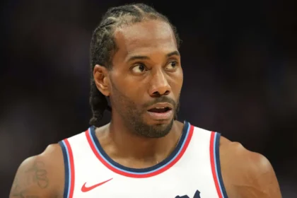 Ο Κουάι Λέοναρντ των Λος Άντζελες Κλίπερς παρακολουθεί τη φάση κατά τη διάρκεια του αγώνα με τους Νικς