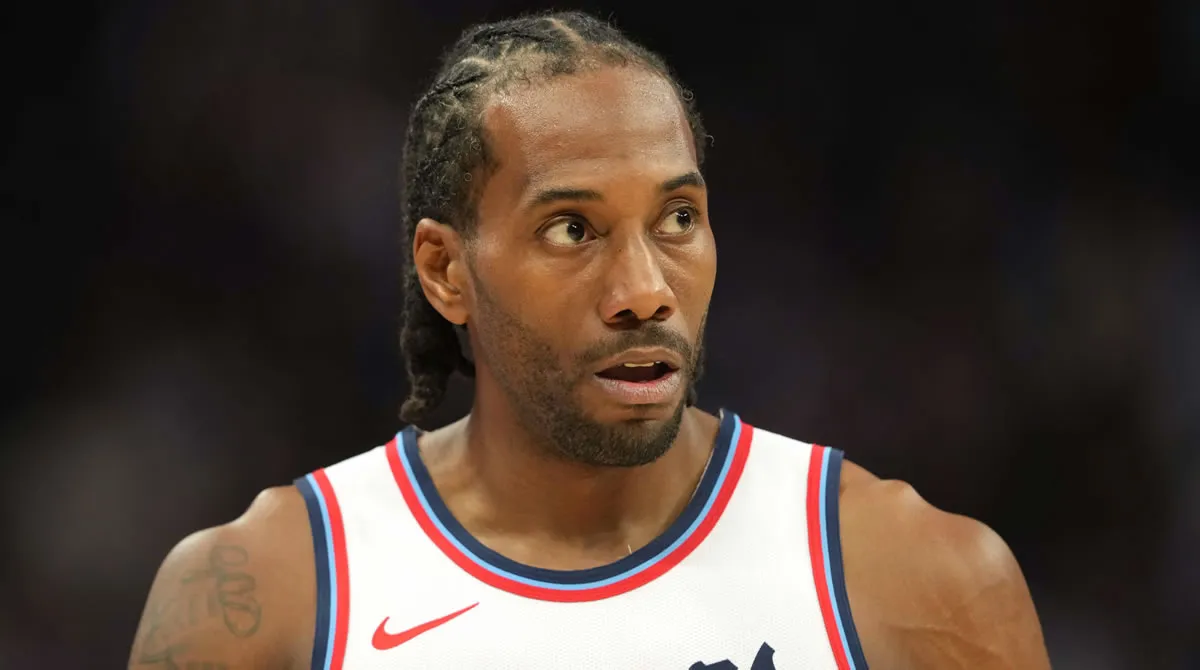 Ο Κουάι Λέοναρντ των Λος Άντζελες Κλίπερς παρακολουθεί τη φάση κατά τη διάρκεια του αγώνα με τους Νικς