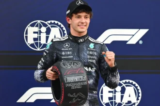 Ο Κίμι Αντονέλι πανηγυρίζει τη νίκη του στο Grand Prix της Ιαπωνίας με το μονοθέσιο της Mercedes.