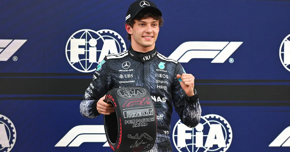 Ο Κίμι Αντονέλι πανηγυρίζει τη νίκη του στο Grand Prix της Ιαπωνίας με το μονοθέσιο της Mercedes.