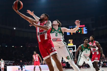 Ο Κόρι Τζόσεφ του Ολυμπιακού σε προσπάθεια για λέι απ κόντρα στην άμυνα του Παναθηναϊκού στο ΣΕΦ