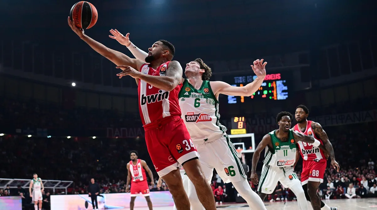 Ο Κόρι Τζόσεφ του Ολυμπιακού σε προσπάθεια για λέι απ κόντρα στην άμυνα του Παναθηναϊκού στο ΣΕΦ