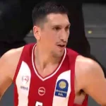 Ο Γιαννούλης Λαρεντζάκης πανηγυρίζει εύστοχο τρίποντο στο ντέρμπι του ΟΑΚΑ απέναντι στον Παναθηναϊκό.