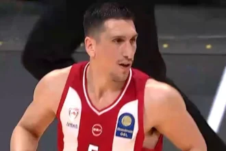 Ο Γιαννούλης Λαρεντζάκης πανηγυρίζει εύστοχο τρίποντο στο ντέρμπι του ΟΑΚΑ απέναντι στον Παναθηναϊκό.