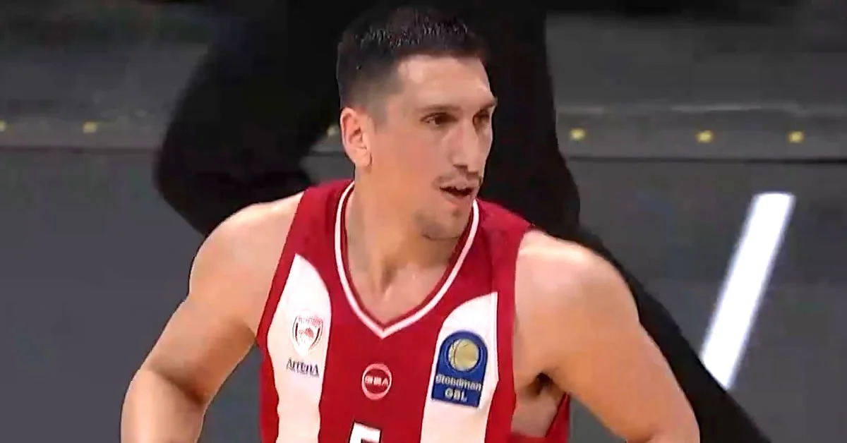 Ο Γιαννούλης Λαρεντζάκης πανηγυρίζει εύστοχο τρίποντο στο ντέρμπι του ΟΑΚΑ απέναντι στον Παναθηναϊκό.