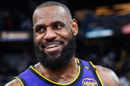 Ο ΛεΜπρόν Τζέιμς χαμογελαστός με τη φανέλα των Λος Άντζελες Λέικερς, εν μέσω φημών για επιστροφή του στους Κλίβελαντ Καβαλίερς