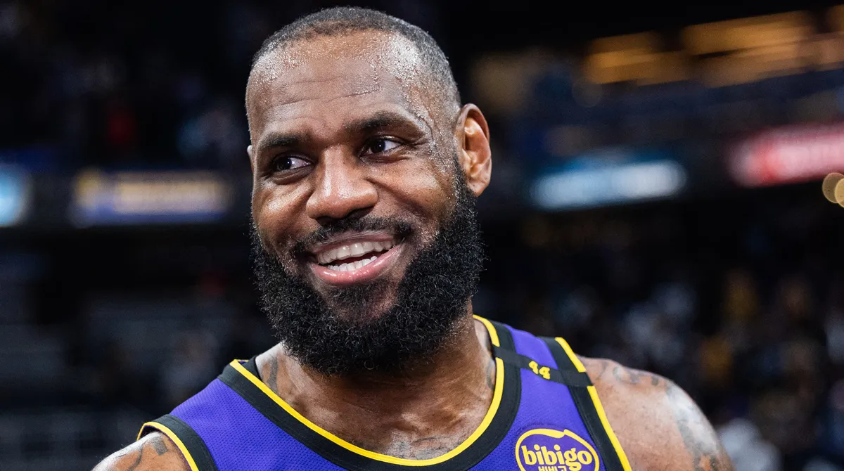 Ο ΛεΜπρόν Τζέιμς χαμογελαστός με τη φανέλα των Λος Άντζελες Λέικερς, εν μέσω φημών για επιστροφή του στους Κλίβελαντ Καβαλίερς