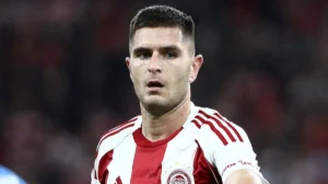 Ο Ιταλός αμυντικός του Ολυμπιακού, Λορεντσο Πιρολα, κατά τη διάρκεια αγώνα στο στάδιο Γεώργιος Καραϊσκάκης