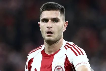 Ο Ιταλός αμυντικός του Ολυμπιακού, Λορεντσο Πιρολα, κατά τη διάρκεια αγώνα στο στάδιο Γεώργιος Καραϊσκάκης