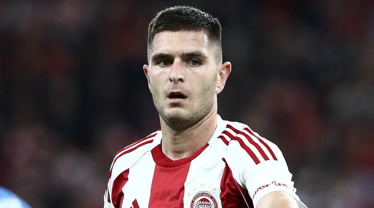 Ο Ιταλός αμυντικός του Ολυμπιακού, Λορεντσο Πιρολα, κατά τη διάρκεια αγώνα στο στάδιο Γεώργιος Καραϊσκάκης