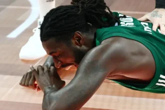 Ο Ματίας Λεσόρ την ημέρα του τραυματισμού του σε αγώνα του Παναθηναϊκού στο ΟΑΚΑ