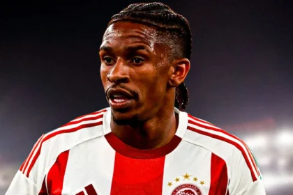 Πορτρέτο του Αντρε Λουις ποδοσφαιριστή του Ολυμπιακού με την ερυθρόλευκη φανέλα, στο πλαίσιο των τακτικών επιλογών του ρόστερ