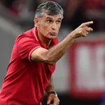 Ο Χοσέ Λουίς Μεντιλίμπαρ δίνει οδηγίες στον Ορτέγκα σε προπόνηση του Ολυμπιακού