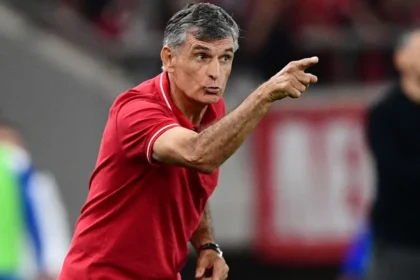 Ο Χοσέ Λουίς Μεντιλίμπαρ δίνει οδηγίες στον Ορτέγκα σε προπόνηση του Ολυμπιακού