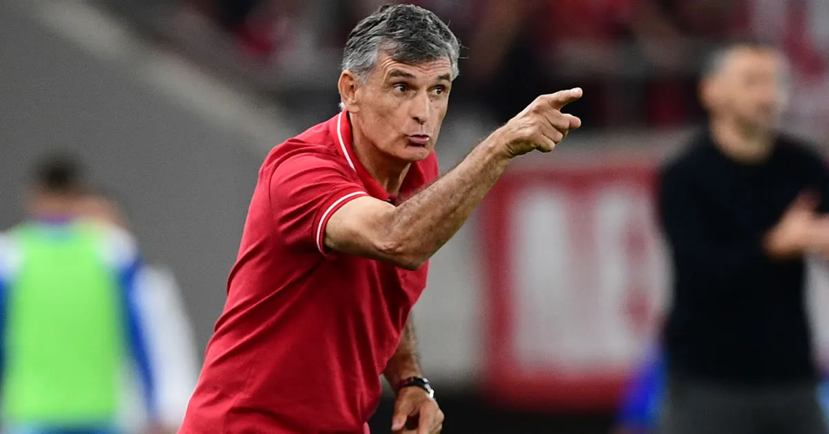 Ο Χοσέ Λουίς Μεντιλίμπαρ δίνει οδηγίες στον Ορτέγκα σε προπόνηση του Ολυμπιακού