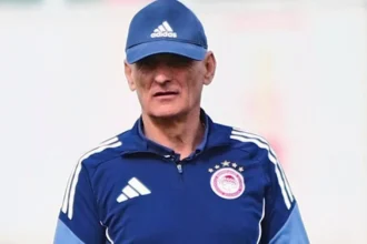 Ο Χοσέ Λουίς Μεντιλίμπαρ δίνει έντονες οδηγίες στους παίκτες του Ολυμπιακού κατά τη διάρκεια της προπόνησης