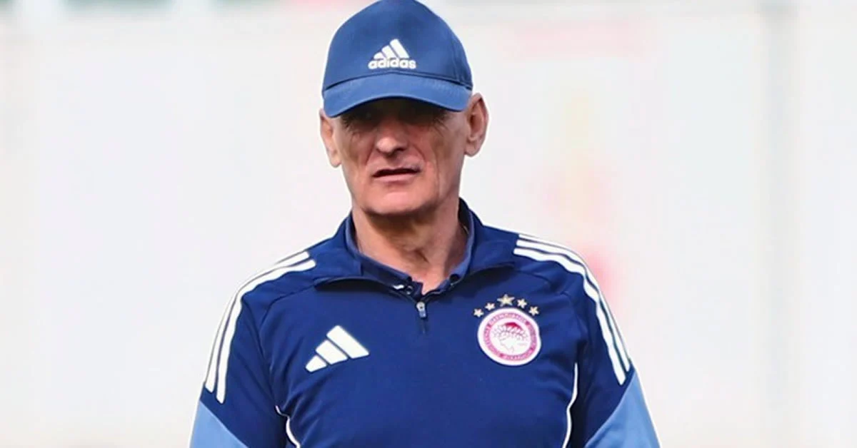 Ο Χοσέ Λουίς Μεντιλίμπαρ δίνει έντονες οδηγίες στους παίκτες του Ολυμπιακού κατά τη διάρκεια της προπόνησης