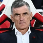 Ο προπονητής του Ολυμπιακού Χοσέ Λουίς Μεντιλίμπαρ κάθεται σκεπτικός στον πάγκο καταστρώνοντας τα πλάνα του