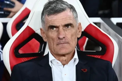 Ο προπονητής του Ολυμπιακού Χοσέ Λουίς Μεντιλίμπαρ κάθεται σκεπτικός στον πάγκο καταστρώνοντας τα πλάνα του