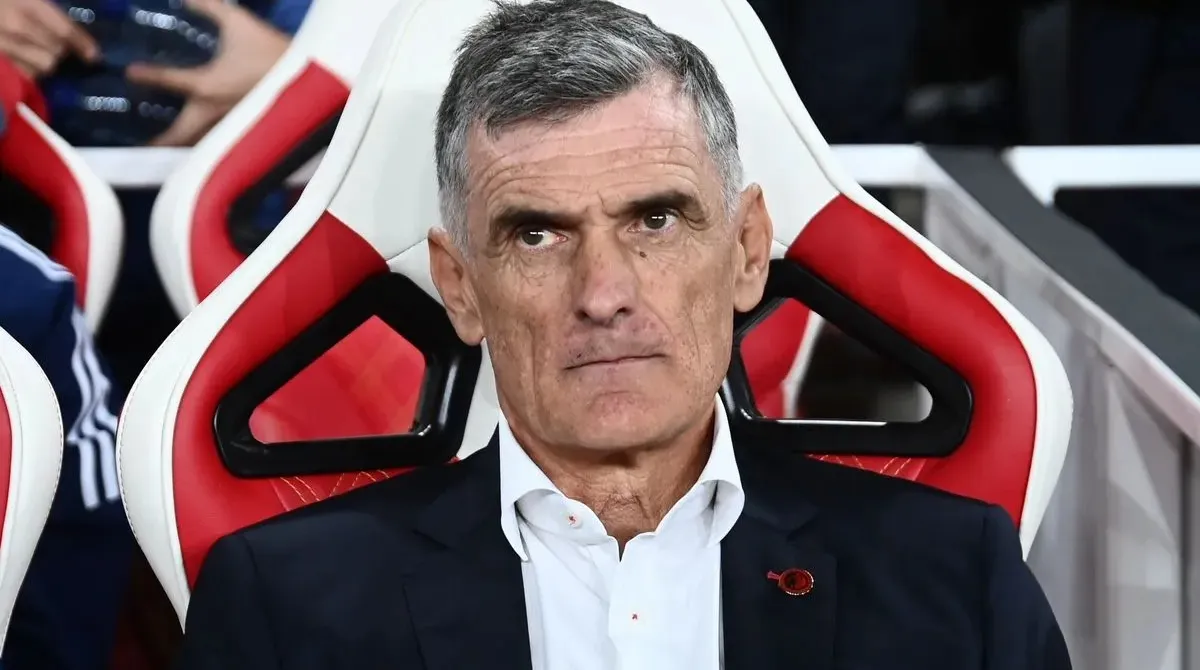 Ο προπονητής του Ολυμπιακού Χοσέ Λουίς Μεντιλίμπαρ κάθεται σκεπτικός στον πάγκο καταστρώνοντας τα πλάνα του