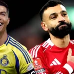 Ο Μοχάμεντ Σαλάχ χαιρετάει τους οπαδούς της Λίβερπουλ στο Άνφιλντ με συγκίνηση.