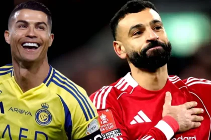 Ο Μοχάμεντ Σαλάχ χαιρετάει τους οπαδούς της Λίβερπουλ στο Άνφιλντ με συγκίνηση.