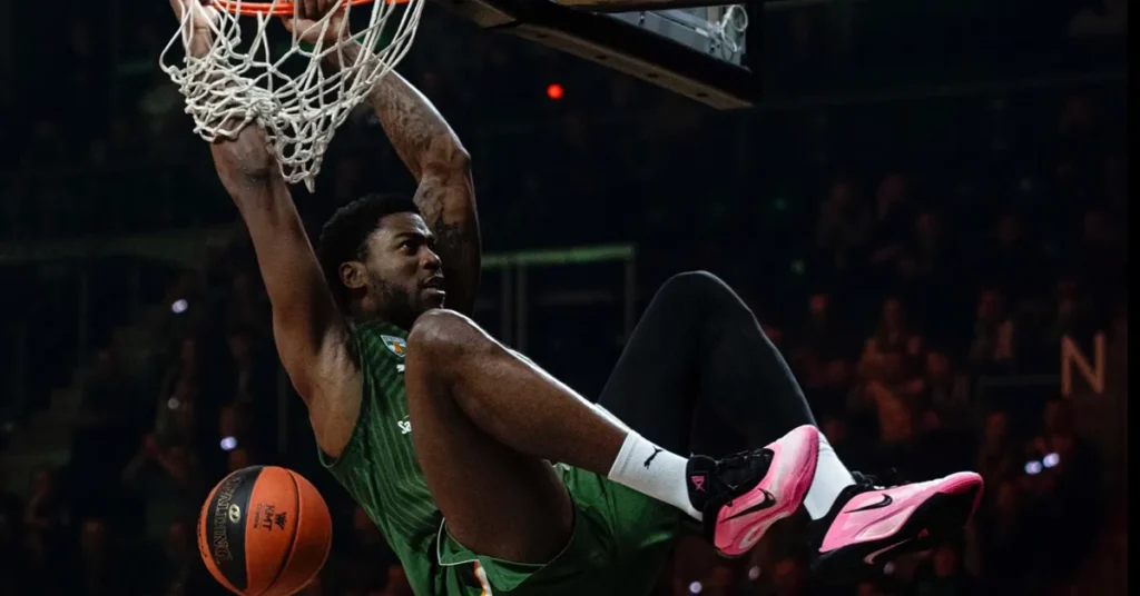 Μόουζες Ράιτ καρφώνει την μπάλα με την φανέλα της Ζαλγκίρις Κάουνας