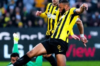 Ο Άρολντ Μουκουντί σκοράρει με προβολή το νικητήριο γκολ της ΑΕΚ απέναντι στην ΑΕΛ.