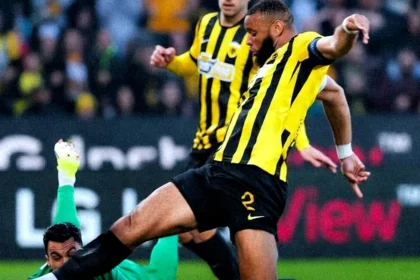 Ο Άρολντ Μουκουντί σκοράρει με προβολή το νικητήριο γκολ της ΑΕΚ απέναντι στην ΑΕΛ.