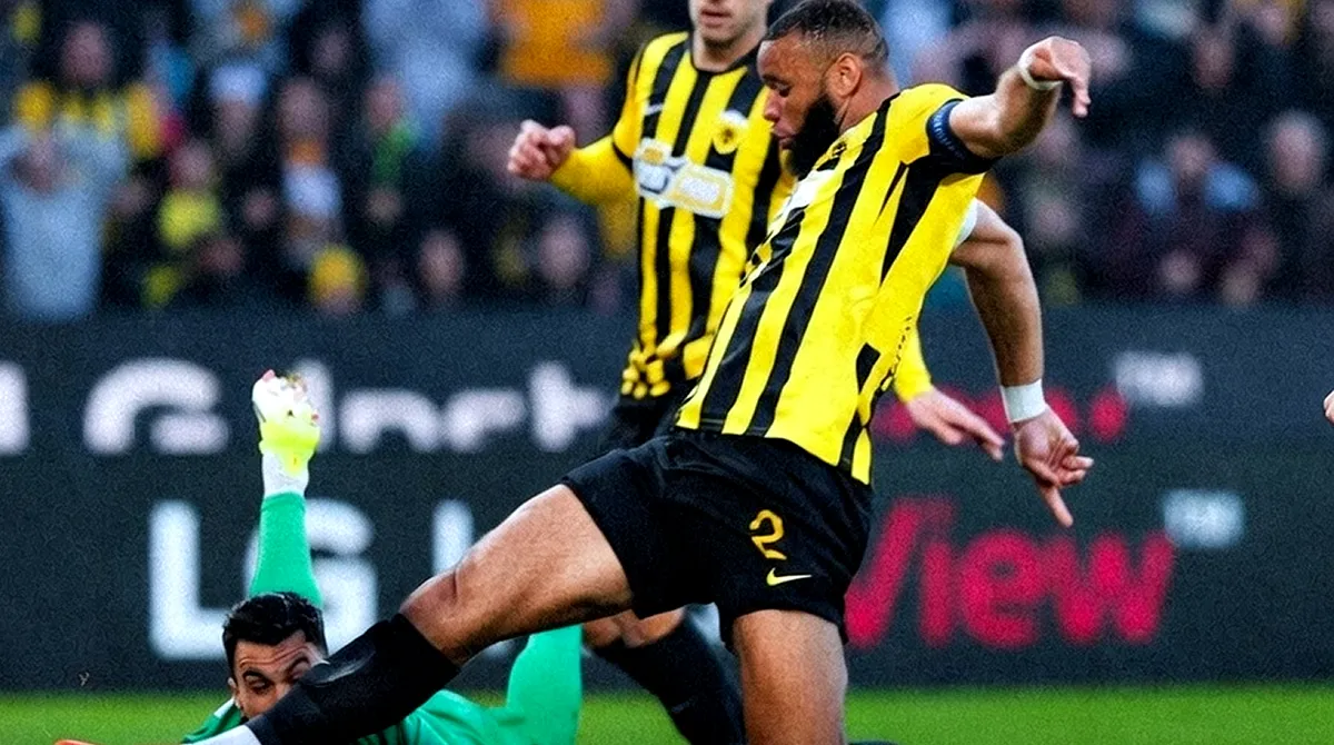 Ο Άρολντ Μουκουντί σκοράρει με προβολή το νικητήριο γκολ της ΑΕΚ απέναντι στην ΑΕΛ.