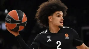 Ο Ναντιρ Ιφι της Παρί με την κλασική του αφάνα, αποδεικνύοντας πως το νέο του κούρεμα ήταν ένα τρολάρισμα.