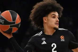 Ο Ναντίρ Ίφι της Παρί με την κλασική του αφάνα, αποδεικνύοντας πως το νέο του κούρεμα ήταν ένα τρολάρισμα.