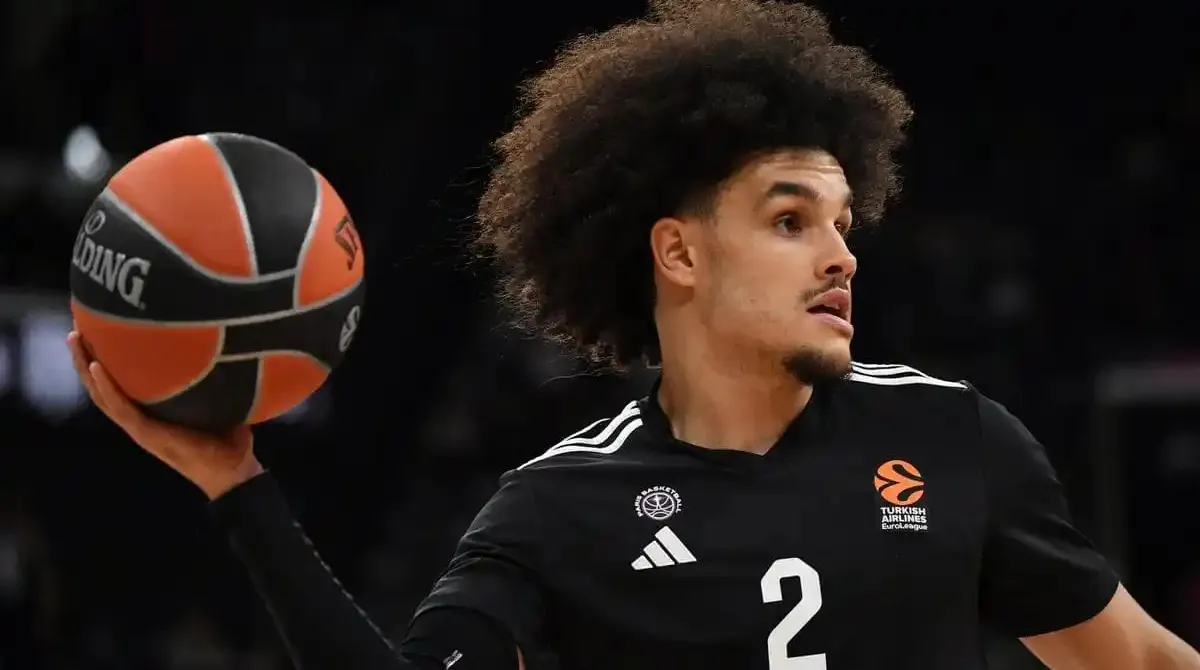 Ο Ναντιρ Ιφι της Παρί με την κλασική του αφάνα, αποδεικνύοντας πως το νέο του κούρεμα ήταν ένα τρολάρισμα.