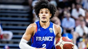 Ο Ναντίρ Ίφι με το σήμα κατατεθέν του, την πλούσια αφάνα του, την οποία αποχωρίστηκε πρόσφατα.