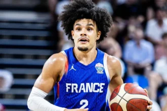 Ο Ναντίρ Ίφι με το σήμα κατατεθέν του, την πλούσια αφάνα του, την οποία αποχωρίστηκε πρόσφατα.