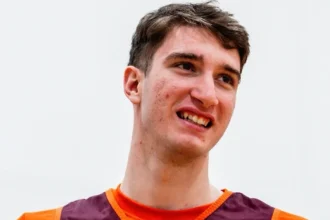 Ο Νεοκλής Αβδάλας στο παρκέ φορώντας τη φανέλα της ομάδας του