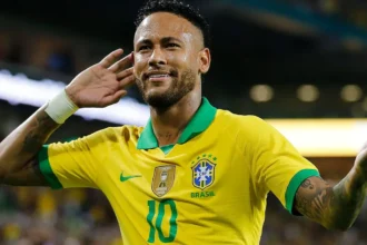 Ο Νεϊμάρ χαμογελαστός πανηγυρίζει φορώντας τη φανέλα της Εθνικής Βραζιλίας.