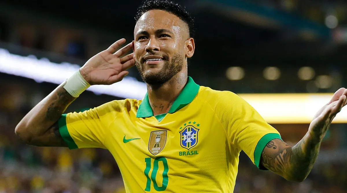 Ο Νεϊμάρ χαμογελαστός πανηγυρίζει φορώντας τη φανέλα της Εθνικής Βραζιλίας.