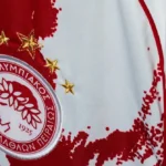 Ο επετειακός εορτασμός για τα 101 χρόνια ιστορίας του Ολυμπιακού (1925-2026), με το σήμα του δαφνοστεφανωμένου έφηβου