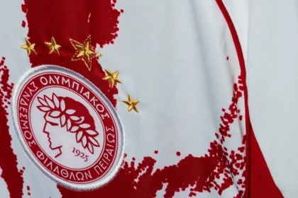 Ο επετειακός εορτασμός για τα 101 χρόνια ιστορίας του Ολυμπιακού (1925-2026), με το σήμα του δαφνοστεφανωμένου έφηβου