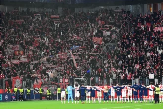 Ολυμπιακός πέταλο Θυρας 7