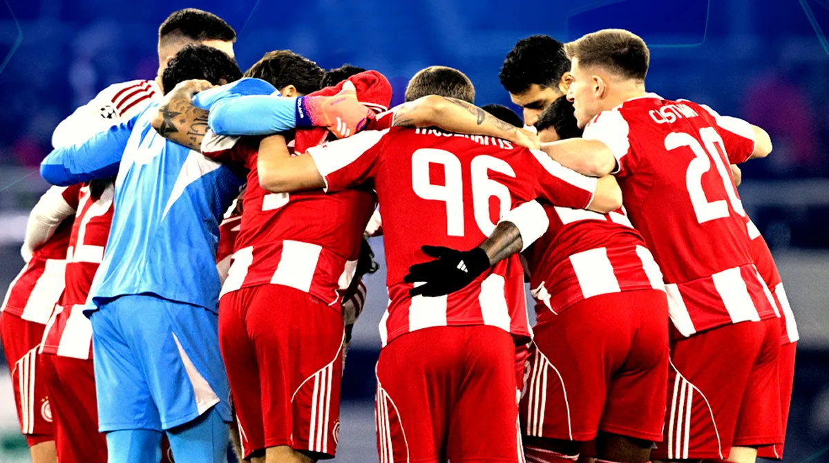 Οι ποδοσφαιριστές του Ολυμπιακού αγκαλιασμένοι πριν από αγώνα, δείχνοντας πάθος και συσπείρωση ενόψει του ντέρμπι με τον ΠΑΟΚ.