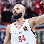 Ο Εβάν Φουρνιέ του Ολυμπιακού πανηγυρίζει δείχνοντας τον αριθμό τρία, κατά τη διάρκεια αγώνα της ομάδας του