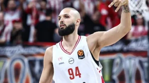 Ο Εβάν Φουρνιέ του Ολυμπιακού πανηγυρίζει δείχνοντας τον αριθμό τρία, κατά τη διάρκεια αγώνα της ομάδας του