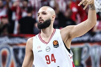 Ο Εβάν Φουρνιέ του Ολυμπιακού πανηγυρίζει δείχνοντας τον αριθμό τρία, κατά τη διάρκεια αγώνα της ομάδας του