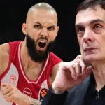 Ο Γιώργος Μπαρτζώκας δίνει οδηγίες στον Εβάν Φουρνιέ κατά τη διάρκεια αγώνα Euroleague του Ολυμπιακού.