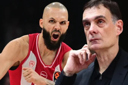 Ο Γιώργος Μπαρτζώκας δίνει οδηγίες στον Εβάν Φουρνιέ κατά τη διάρκεια αγώνα Euroleague του Ολυμπιακού.